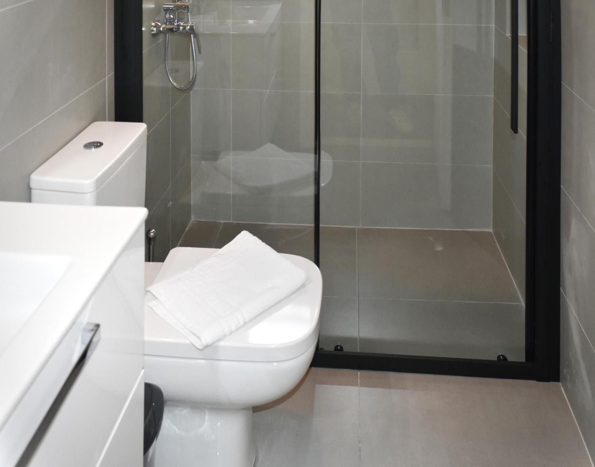 Spacious Modern Apartment In Pagkrati Athens Exterior photo