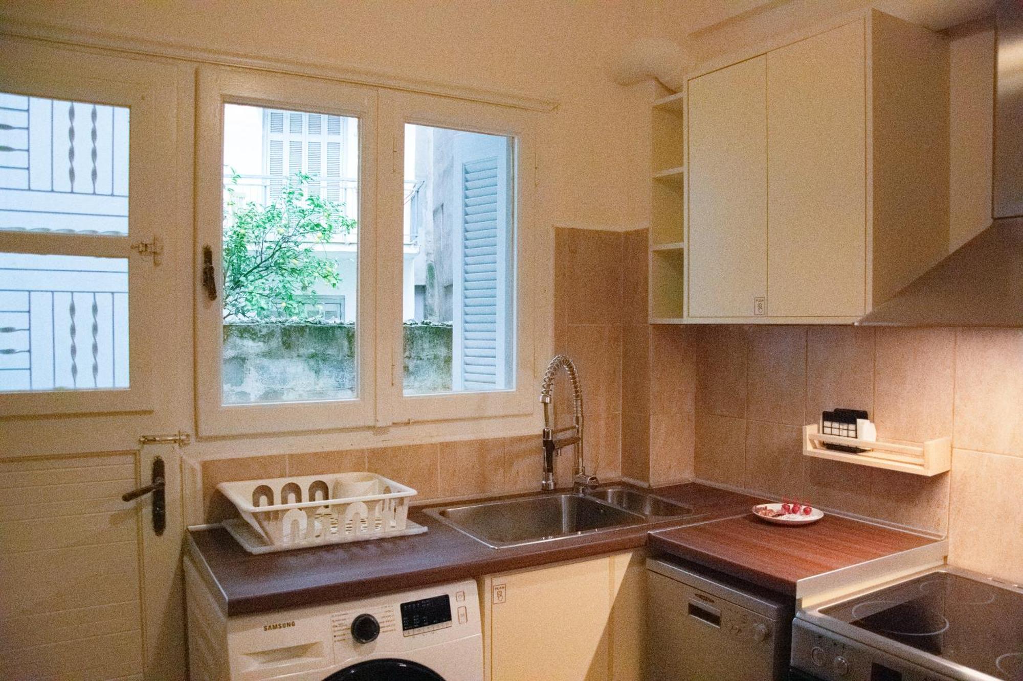 Spacious Modern Apartment In Pagkrati Athens Exterior photo
